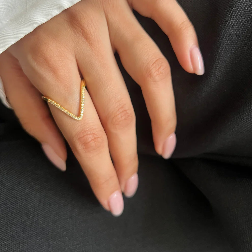 Serif Pavé Ring – V-Cut Design