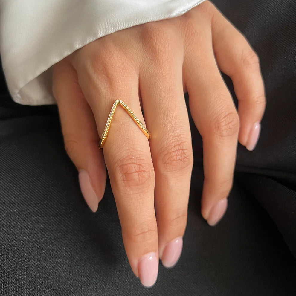Serif Pavé Ring – V-Cut Design